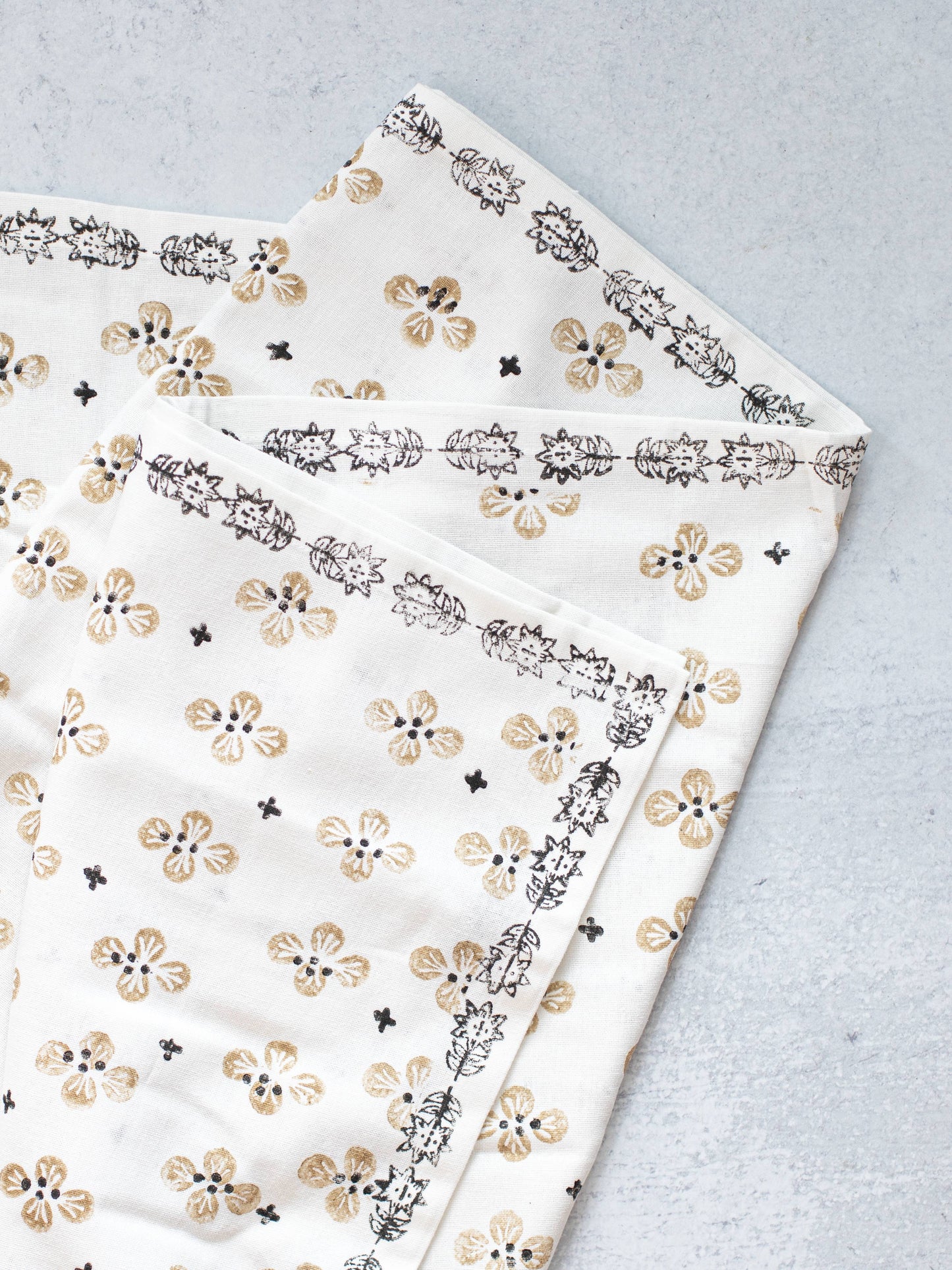 Table Throw (Ivory) - Dogwood Blossom, Chai & Black